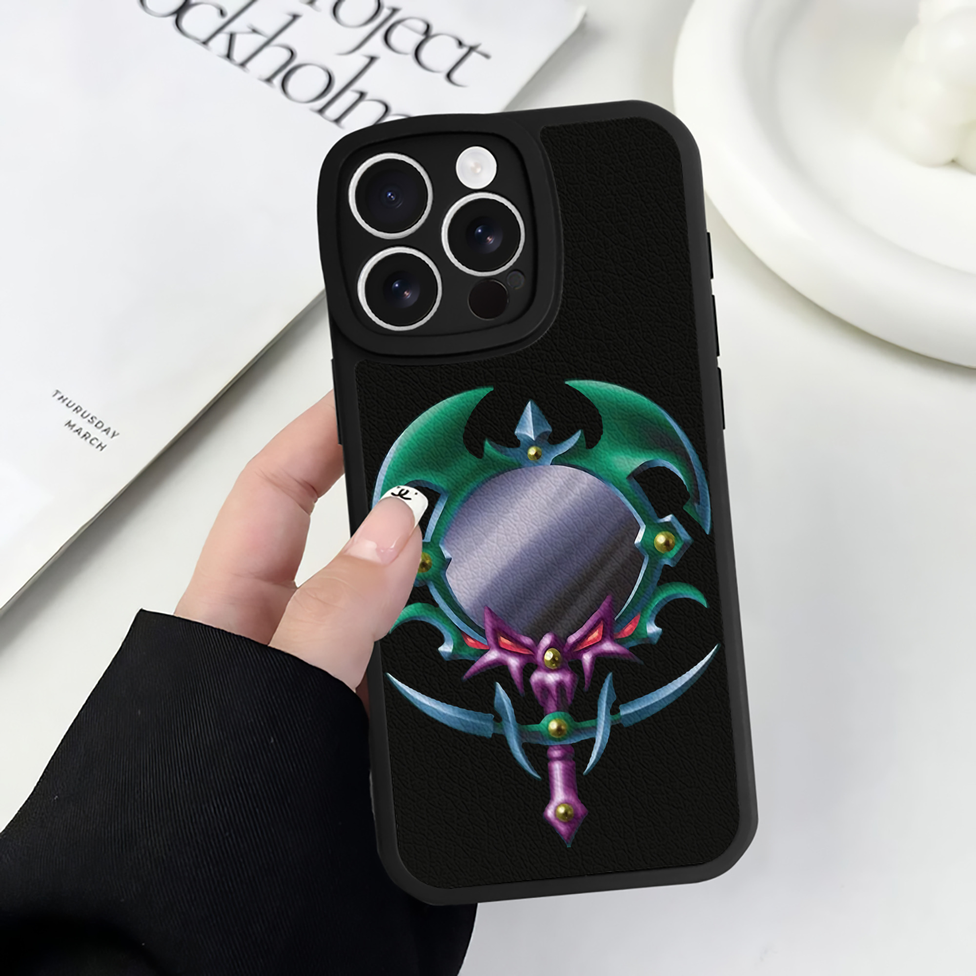 （画像用） 遊☆戯☆王 Yu-Gi-Oh! 【iPhone 16シリーズ対応】シリコンスマホケース（レザー調） 材質：シリコン